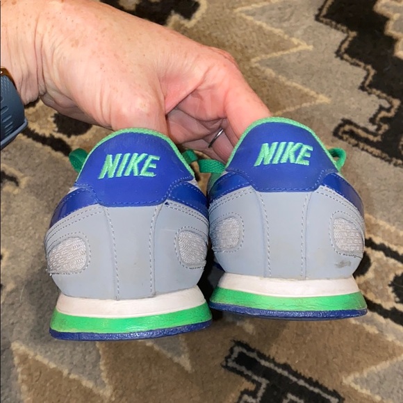 Nike 90s Style Tennis Shoes - Picture 4 of 6